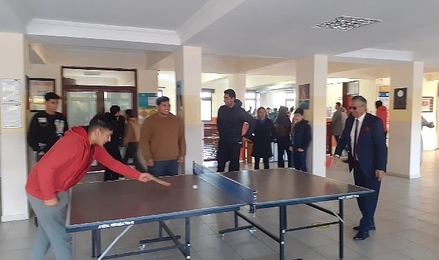 Başkan Topaloğlu, lise öğrencileriyle masa tenisi oynadı