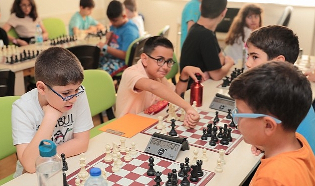 Aliağa Belediye Başkanı Serkan Acar, Geleceğin Satranç Şampiyonlarının Heyecanına Ortak Oldu