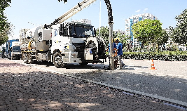 Konya Büyükşehir taşkın riskine karşı kanalizasyon hatlarını temizliyor