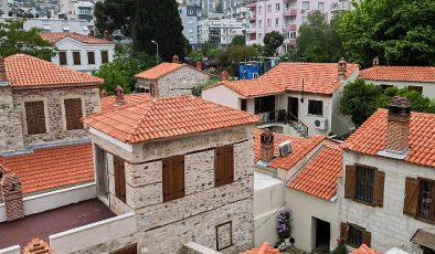 Narlıdere'nin ilk yerleşim yeri olan Yukarıköy'ün yaklaşık 3 yıldır süren restorasyon çalışmaları tamamlandı