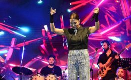Ebru Yaşar'dan Büyüleyici Sahne Performansı: Hastalığa İnat!